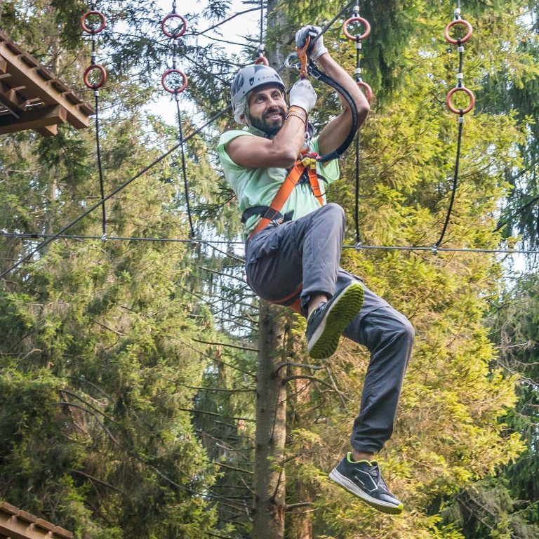 Ragazzo su carrucola al jungle raider park